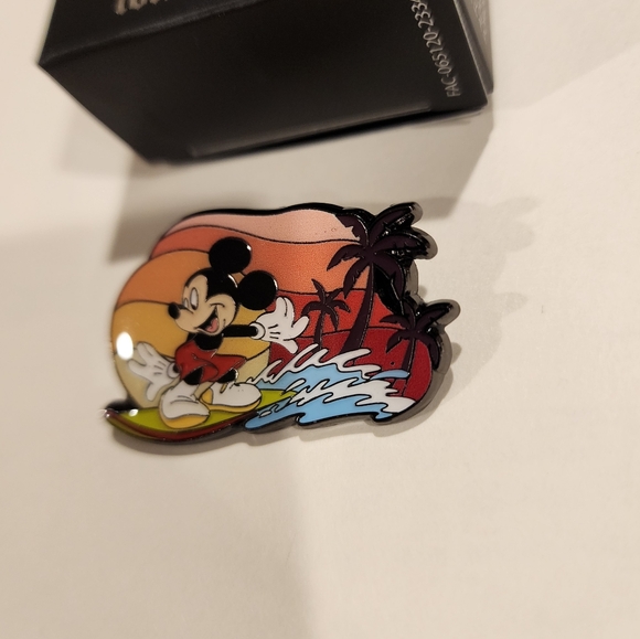 Loungefly Disney Mickey Mouse & Friends Mickey Sunset Beach Blind Box Pin Opened - Picture 6 of 10